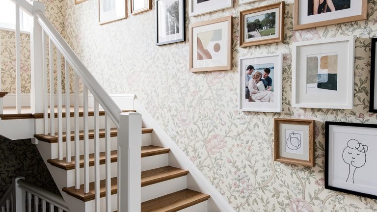 Idée déco cage d’escalier fermée : 7 inspirations pour la transformer en 2026