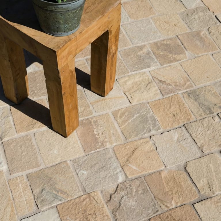 Pourquoi choisir le pavé en pierre naturelle pour embellir ses aménagements extérieurs ?