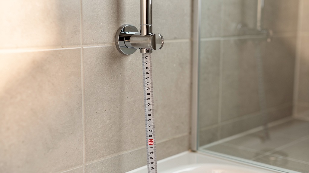 Mesure de la hauteur d'une barre de douche réglable
