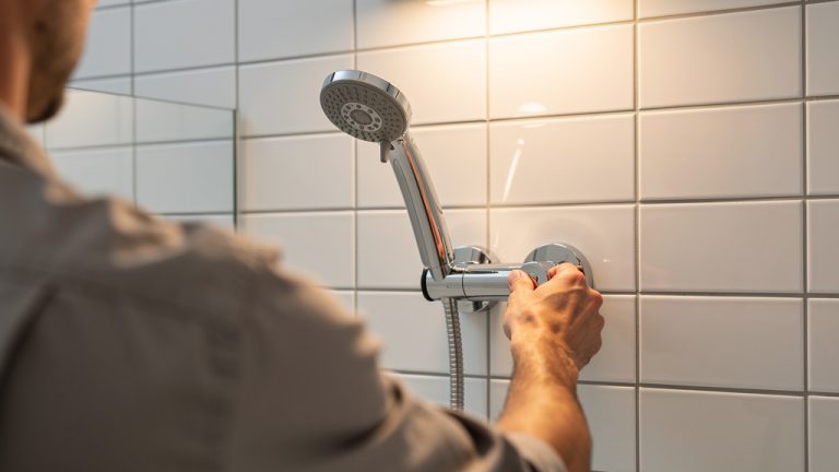 Hauteur du pommeau de douche : quelle cote pour une installation parfaite ?