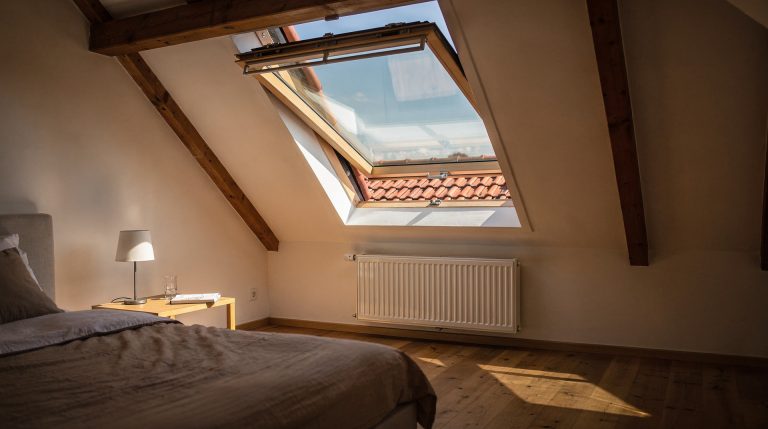 VELUX GGU ou GGL : quelle différence et lequel choisir en 2026 ? Fenêtre de toit VELUX ouverte sur un toit en tuiles
