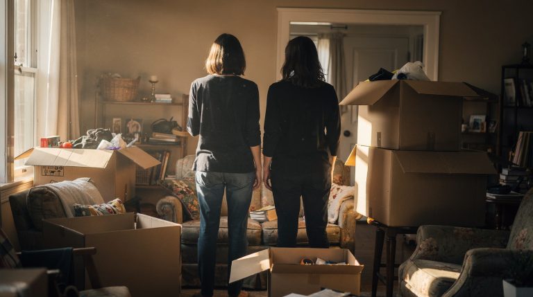 Héritiers triant des affaires dans le salon encombré d'une maison familiale