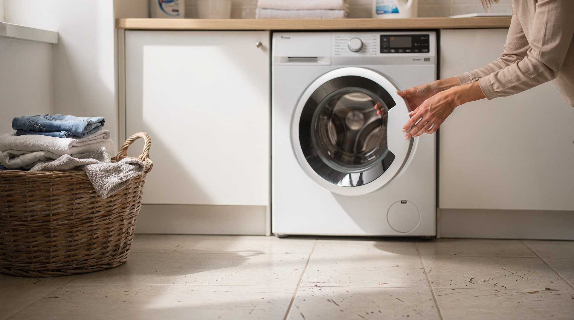 Lave-linge à hublot dans une buanderie