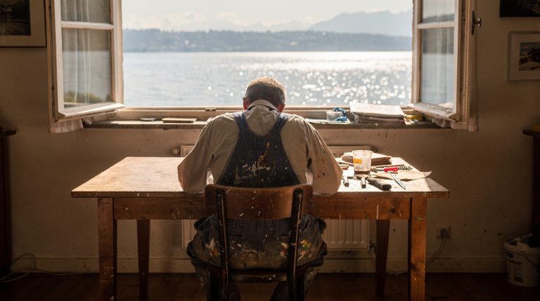 Artisan entrepreneur consultant des statuts de société dans un bureau genevois