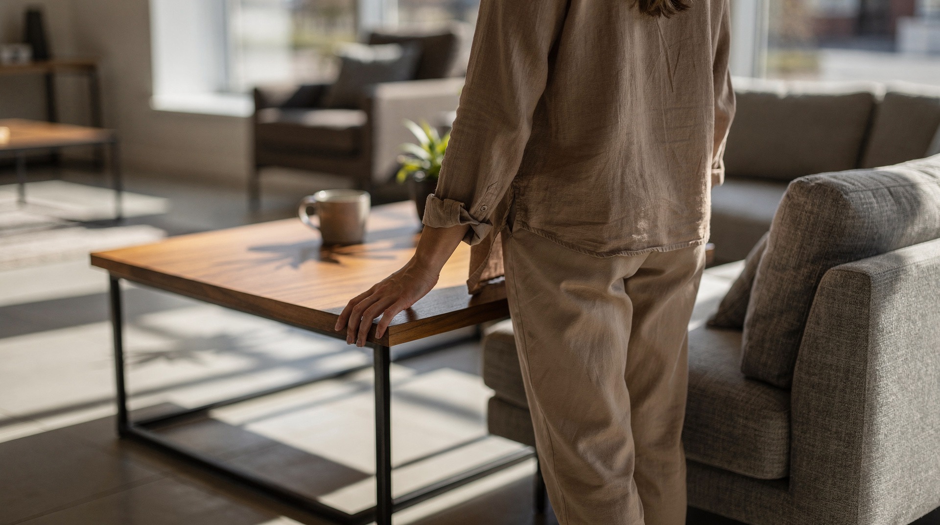 Comparaison de meubles en showroom