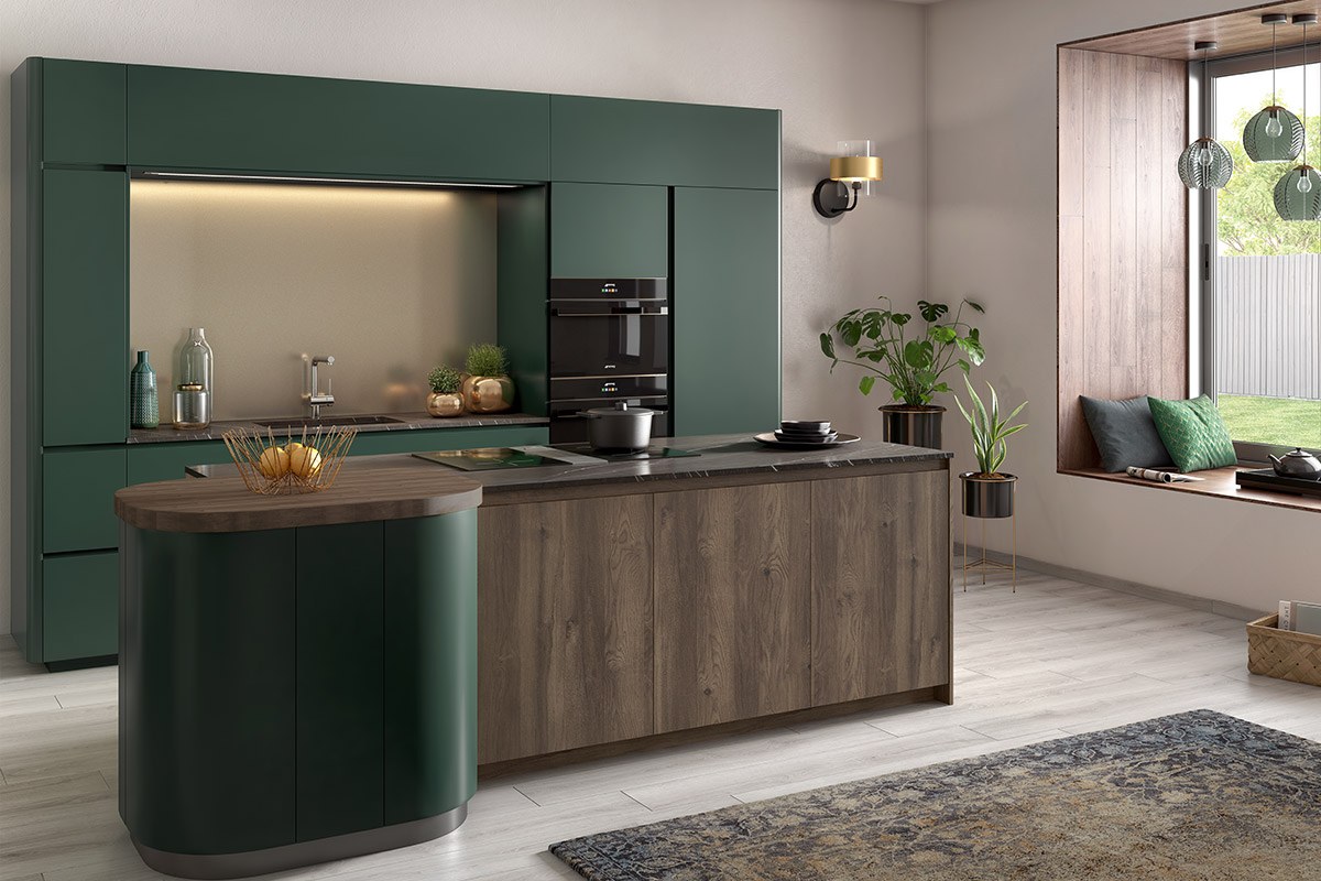 Cuisine équipée sur-mesure Cuisine Plus avec façades vert sapin, îlot central et plan de travail bois
